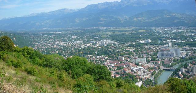 Au premier plan, ville de La Tronche, près de Grenoble.