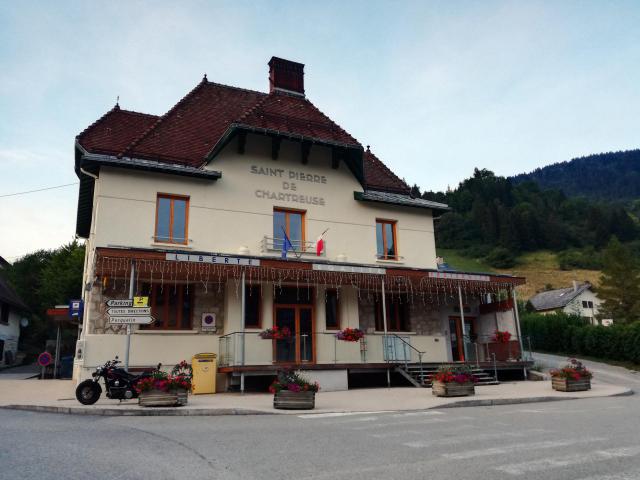 mairie et bureau de la poste de Saint-Pierre-de-Chartreuse, Isère, AuRA, France.