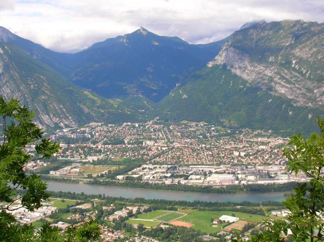Saint-Égrève vue depuis La Poye (Fontaine) chemin pour la Ferme Durant. Saint-Égrève, Isère, Rhone Alpes, France.