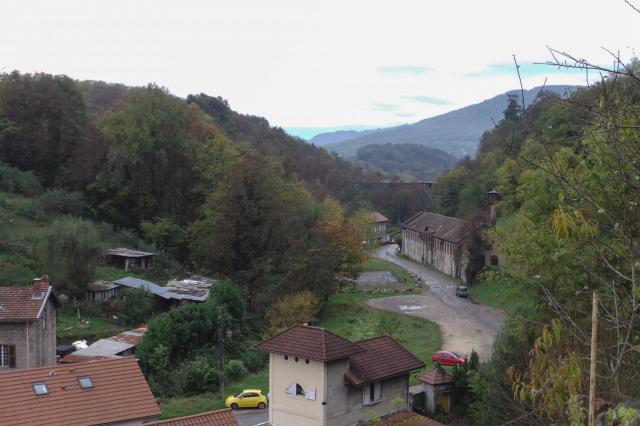 La route de la Liampre dans le quartier du Bas-Rives - vue depuis la rue du Bas-Rives / Rives, Isère en France