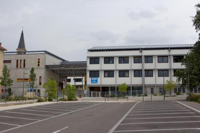 Le collège Robert Desnos de Rives / Rives, Isère, France