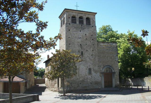 Église Saint-Blaise à Saint-Maurice-l'Exil, Isère, France. Vue de la façade est, donnant sur la place Saint-Pierre-de-Tarentaise.