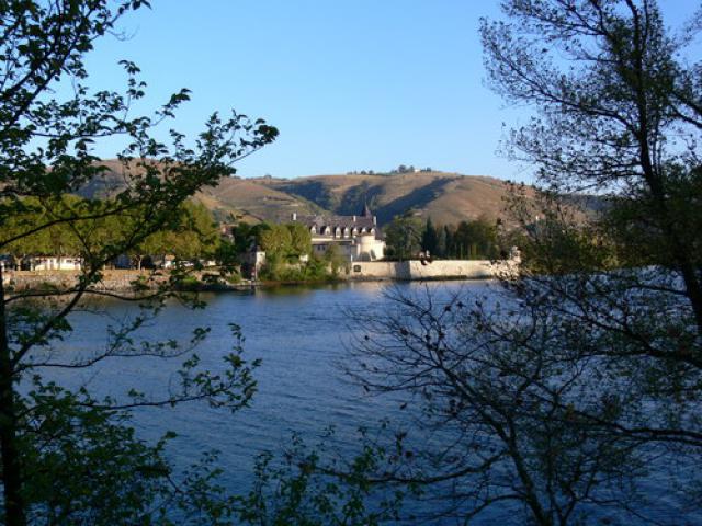 AMPUIS : Le chateau vu de la route de Gerbet