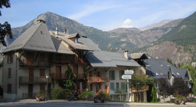Le Bourg-d'Oisans, Isère, France. You can see L'Alpe d'Huez in the center-right. Photo taken by User:thbz, summer 2005.