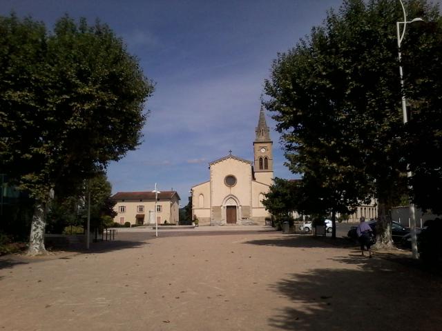 Place centrale de Pont-Evêque (Isère)