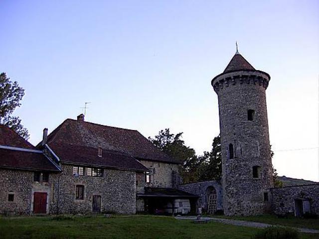La cour du chateau de Sillans
