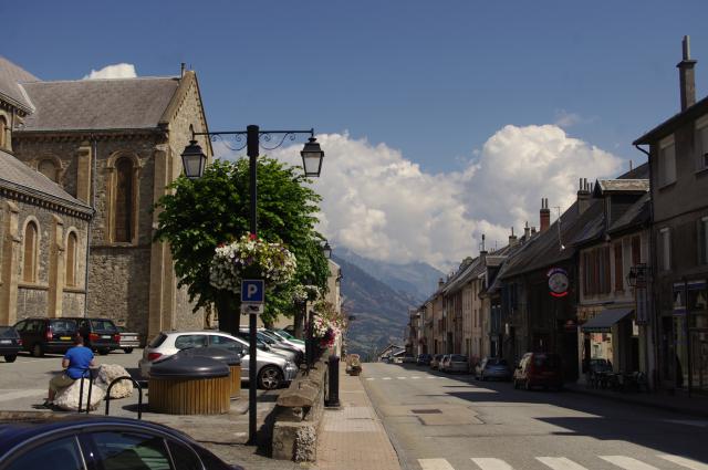 Début de la Route Napoléon (N85) dans le centre ville de La Mure, Isère, France. L'église Notre-Dame-de-l'Assomption est à gauche.