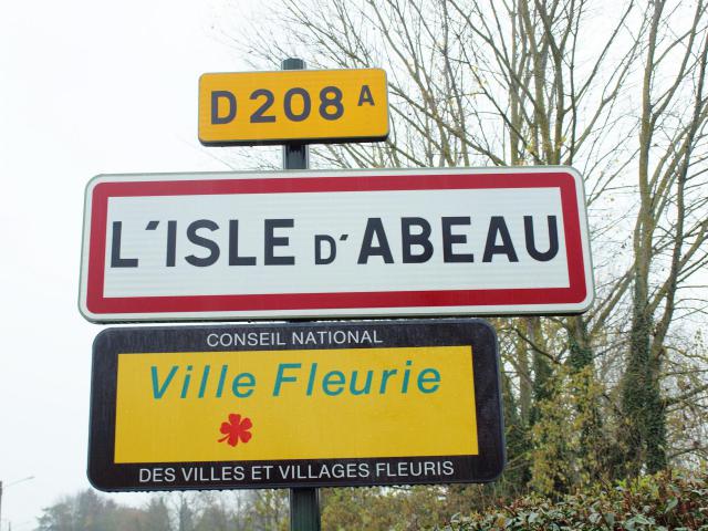 L'Isle-d'Abeau (Isère, France) ; panneau d'agglomération.