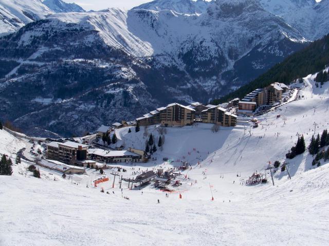 La station d'Auris en Oisans vue depuis la piste des Gentiannes.