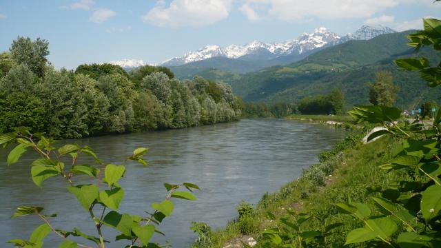 L'Isère à Gières avec la chaîne de Belledonne.