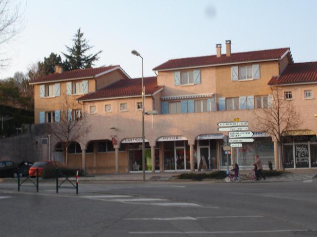 Chuzelles (38) : le centre et les commerces