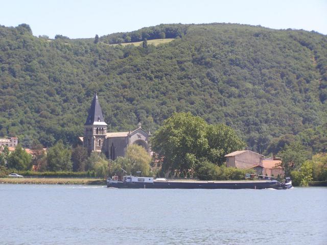 Chapelle Notre-Dame-de L'Isle vue depuis la rive droite du Rhône .