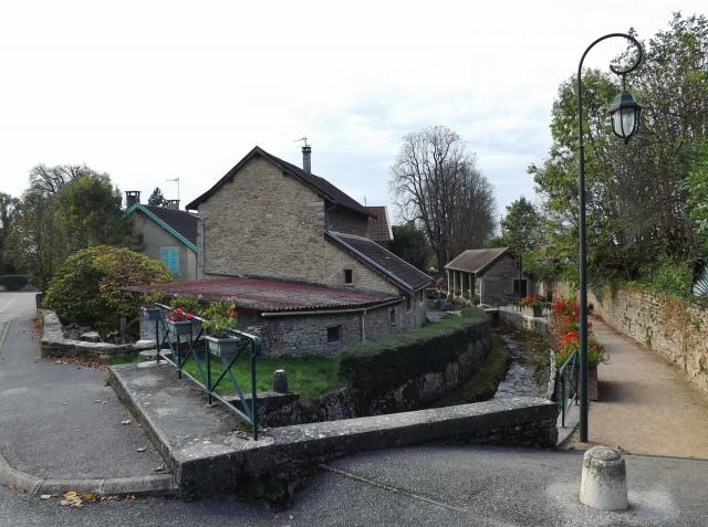 Vue de la promenade et du lavoir de la ville de La Balme - Les Grottes, longeant la rivière provenant des grottes, en Isère.