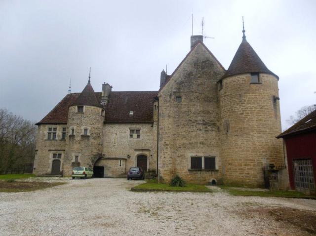 Photographie du château (XVIe s), côté cour, situé Rue de l'Eglise, à Domblans (Jura). Ce dernier abrite actuellement une discothèque.