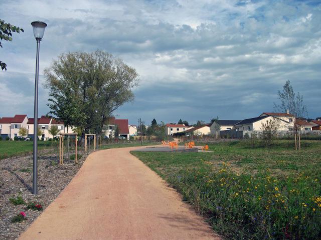 Coulée verte de Puy-Besseau depuis l'avenue du même nom, à Cusset (Allier, Auvergne, France), inaugurée courant septembre 2013. [4121]