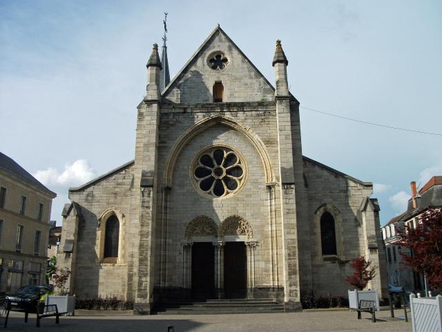Église Saint-Saturnin de Cusset depuis la place Radoult-de-Lafosse (ou Radoult-de-La-Fosse) rénovée en 2012.