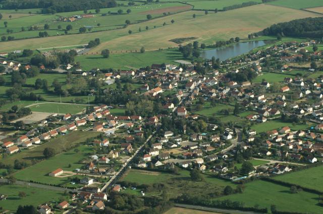 Vue aérienne de Lusigny, Allier, France