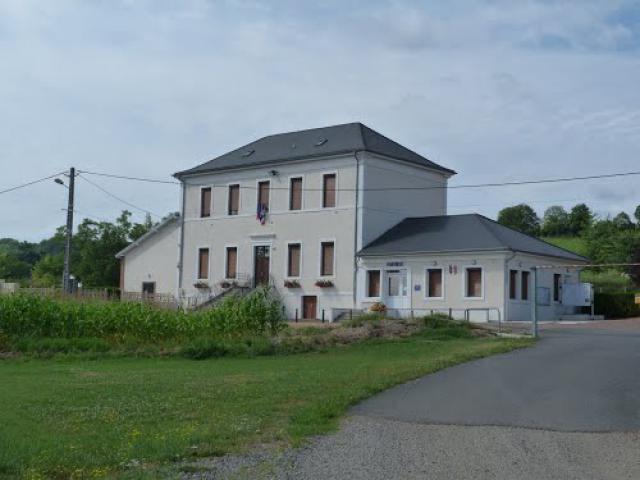 La mairie et l'école communale.