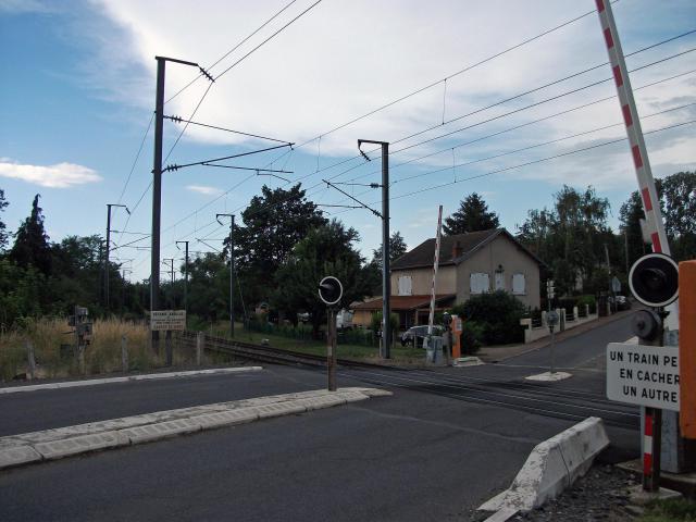 Passage à niveau numéro 7 de la ligne de Saint-Germain-des-Fossés à Darsac coupant la route départementale 27, commune de…