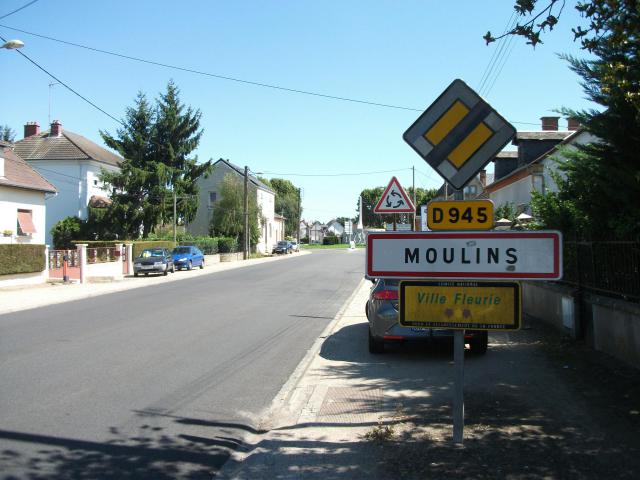 Entrée de Moulins par route départementale 945 [8839]