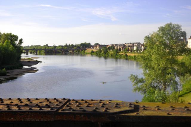 Vue de l'Allier depuis le pont de fer (1858) où passe la Ligne de Montluçon, à Moulins dans l'Allier, en France. On voit en arrière plan…