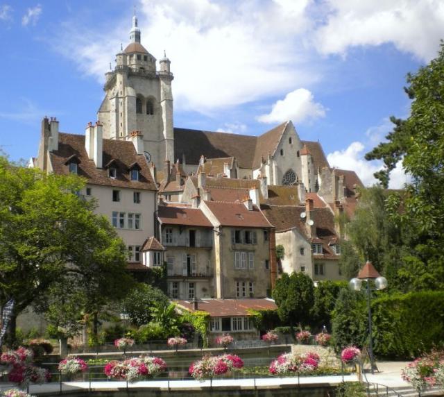 Photographie du quartier des tanneurs et de la collégiale Notre-Dame de Dole, prise en 2012, depuis la Rue du Prélot.