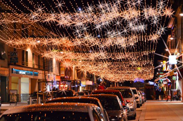 Champagnole centre-ville: éclairage de Noël. Avenue de la République en décembre 2012.