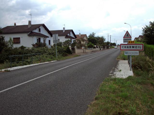 Entrée de Charmeil par la D 27 en provenance du pont Boutiron.