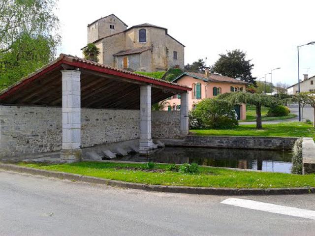 L'église d'Orthevielle et le lavoir