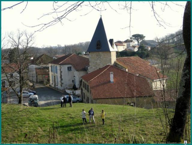 Castelnau-Tursan: l'église vue de la motte castrale