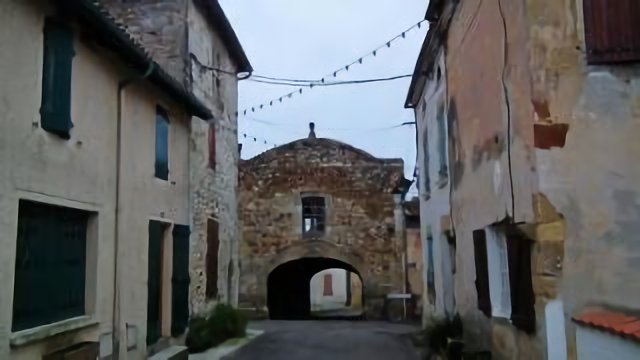 Entrée de la place de l'église à Saint-Loubouer