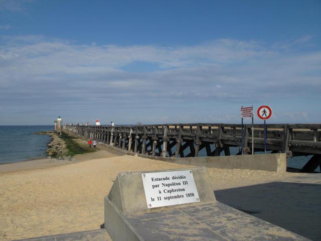 Vue générale de l'estacade de Capbreton (Landes)