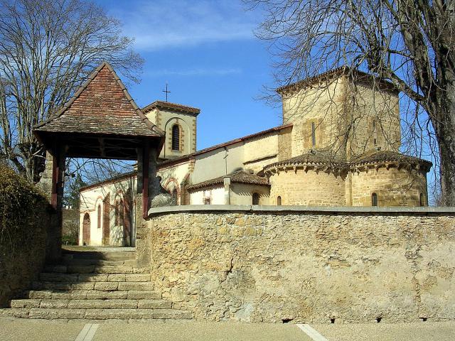 Vue extérieure de l'église de Saint-Pierre-du-Mont (Landes, France)