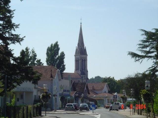 Центр містечка Мімізан.Видніється церква Notre Dame de l'Assopmtion.