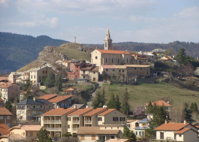 Le village de Turriers (Alpes-de-Hautes-Provence), vu du sud.