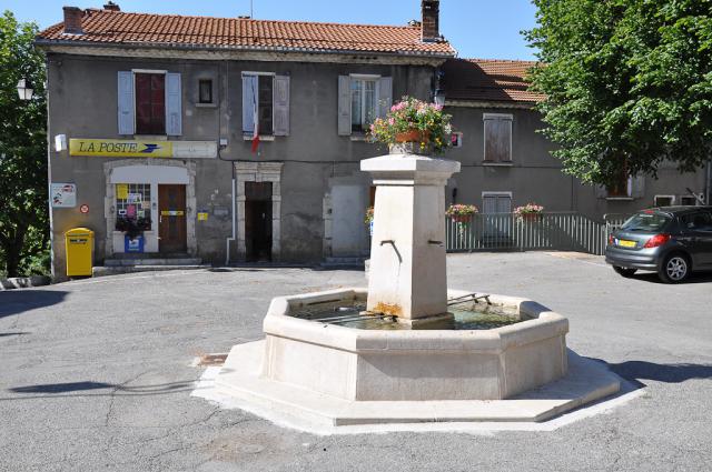Turriers, Poste et fontaine