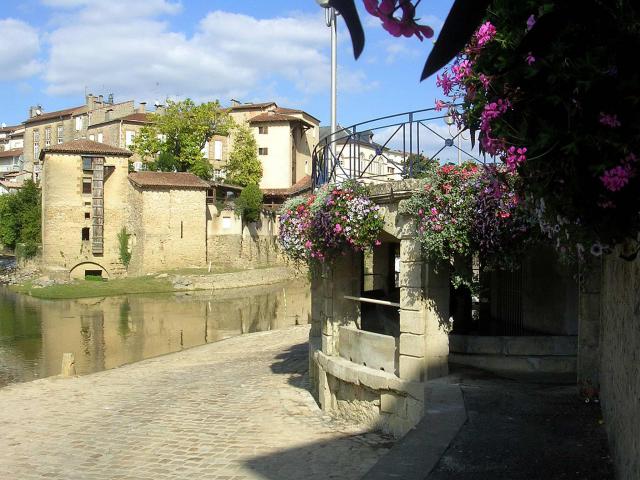 Cale de l'abreuvoir, site de l'ancien port fluvial de Mont-de-Marsan. On y voit l'ancien lavoir et l'ancienne minoterie, aujourd'hui…
