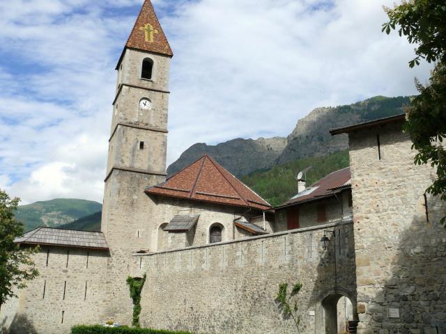 Colmars - Enceinte - Chevet et clocher de l'église Saint-Martin et la porte des Glacis datant de 1912