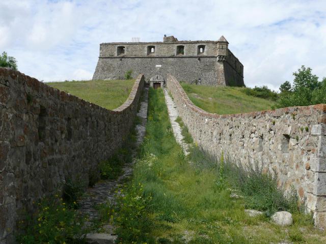 Colmars - Fort de France avec une double caponnière pour mettre les soldats à l'abri des tirs ennemis