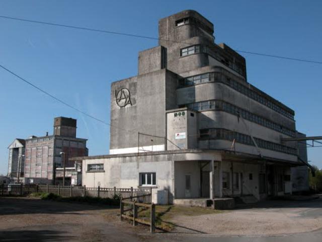 Saint-Amand-Longpré, silos