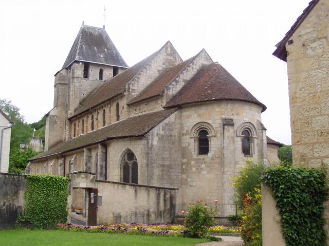 Photographie de l'église de Lavardin prise des jardins de la mairie le 25 mai fr:2006 par Accrochoc.