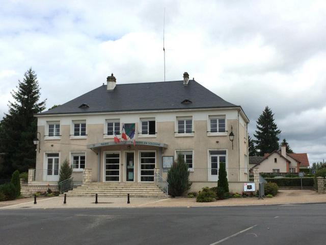 Vue de face de la mairie de la commune
