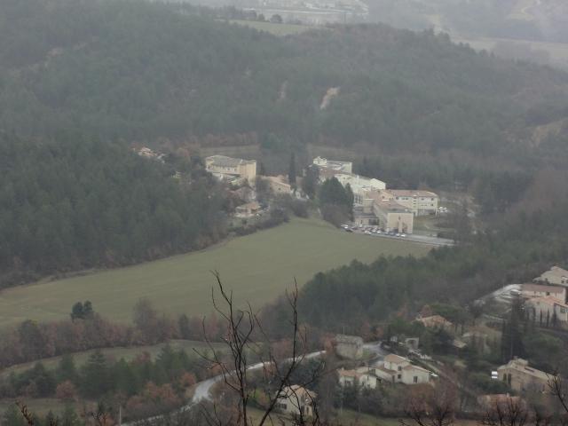 Ce fichier a été téléversé avec Commonist. Hôpital des Carmes à Aiglun, avec le château des Villeneuve