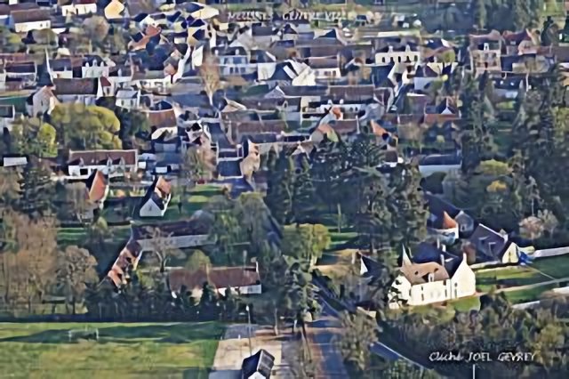 MEUSNES- vue du Nord sur le centre du Bourg
