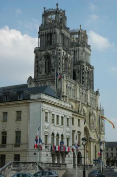 Orléans (Loiret, France) : la mairie avec la cathédrale en arrière-plan.