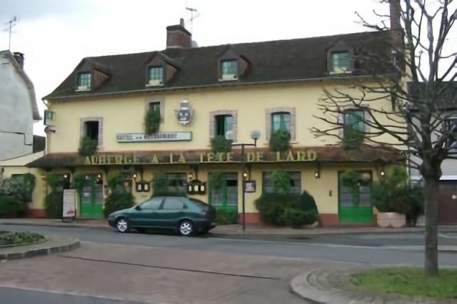 La Ferte-Imbault, Place centrale et l'Auberge a la Tete de Lard