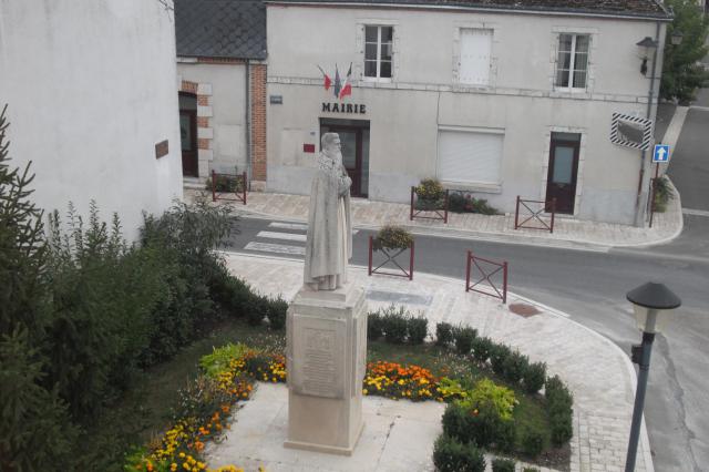 Statue et mairie de la Ferté St Cyr