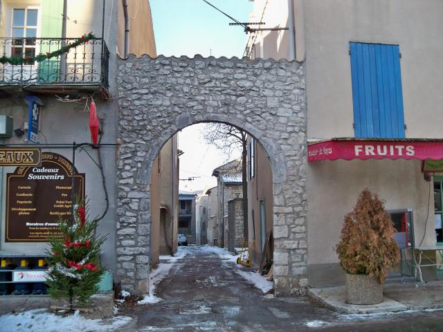 Porte des anciens remparts de Revest du Bion (04)