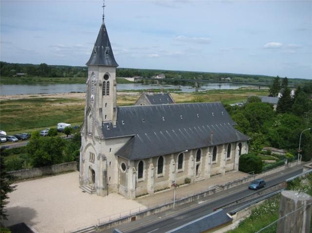 Vue de l'église de Chaumont-sur-Loire à partir de la rambarde menant au château.