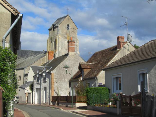 La rue au lait, avec vue sur l'église de Saint-Laurent-Nouan.